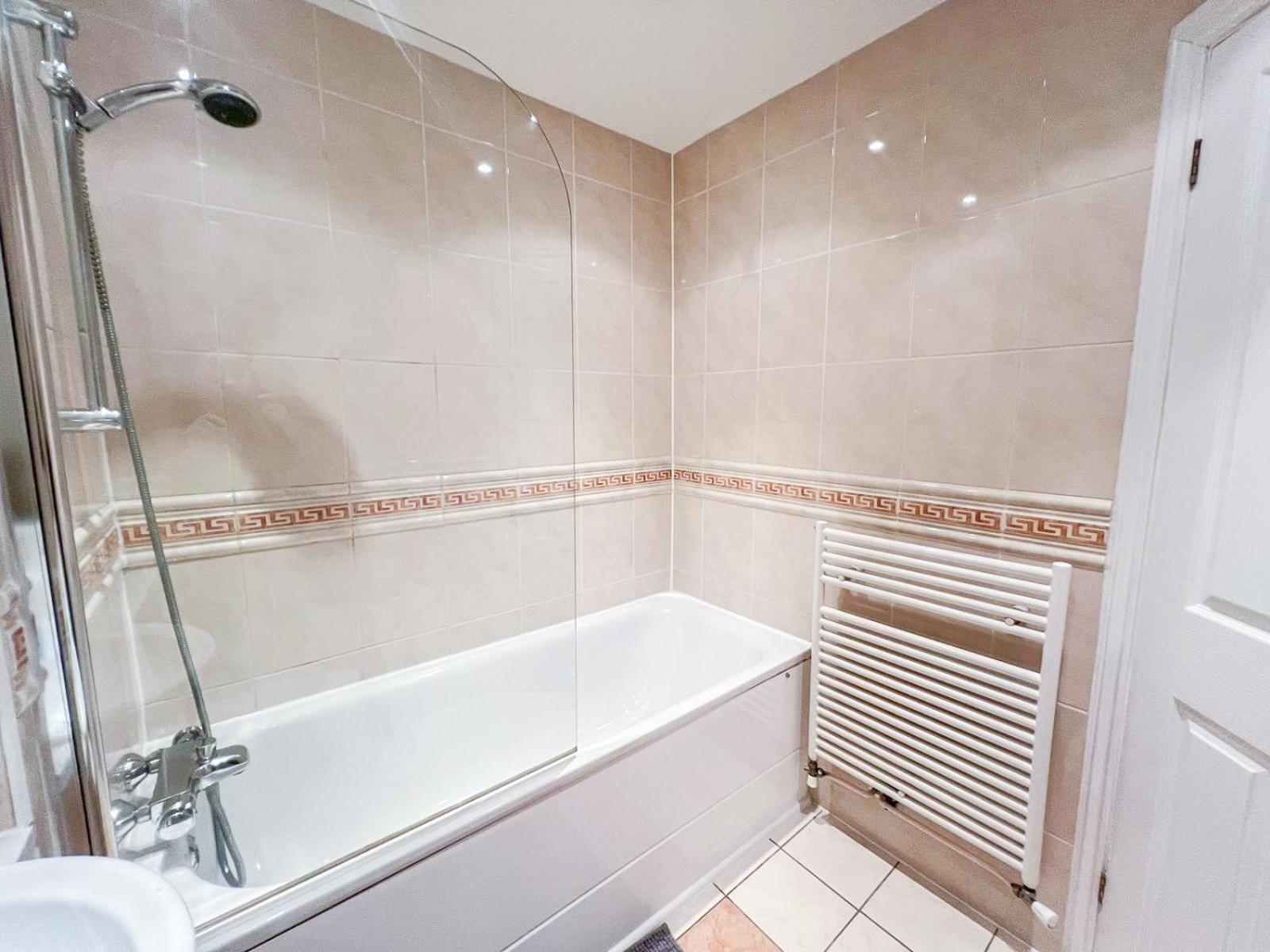 3 Bedroom Flat With Free Secured Parking In Borough Near The Shard, Bermondsey Apartment London