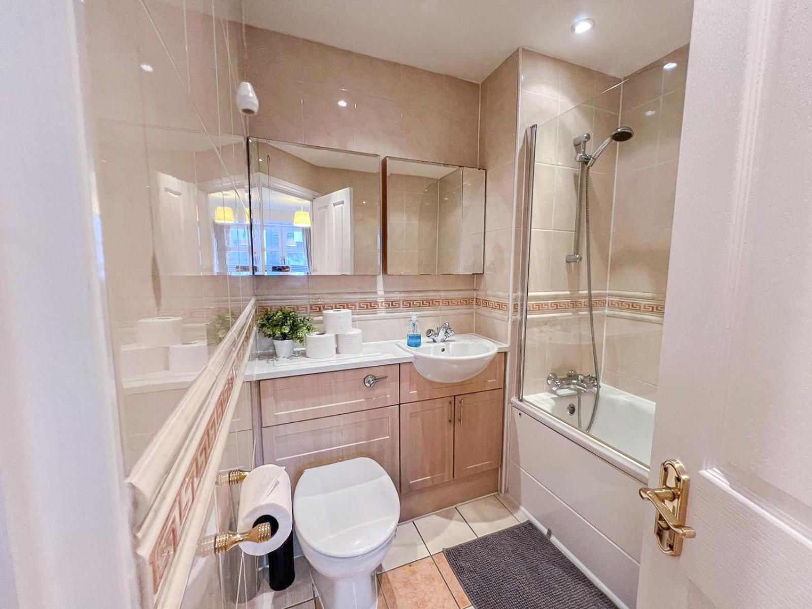 3 Bedroom Flat With Free Secured Parking In Borough Near The Shard, Bermondsey Apartamento Londres