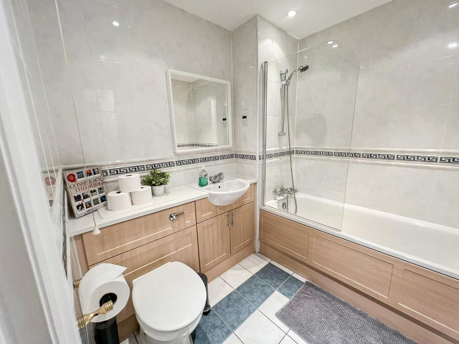 Apartamento 3 Bedroom Flat With Free Secured Parking In Borough Near The Shard, Bermondsey *